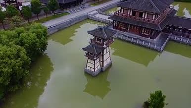 古代后庭院水中方塔湖水中建筑群航拍视频的预览图